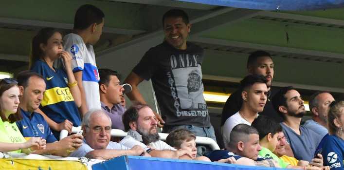 Fuerte cruce entre Riquelme y Tato Aguilera