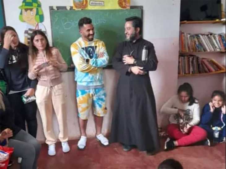 Furor por el Apache en Corrientes: Carlitos Tevez visitó al Hogar San Tarcisio en La Cruz