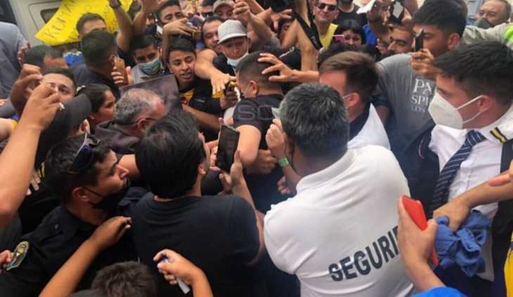 Furor por Riquelme en su llegada a Santiago del Estero