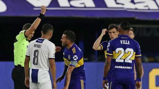 Germán Delfino explicó por qué no expulsó a Carlos Tevez por la patada contra Talleres