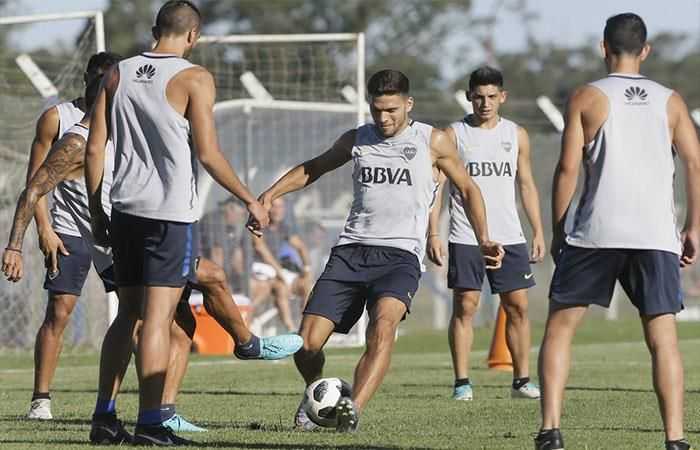 Guillermo Barros probó su once con Tévez en el ataque