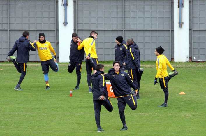 Guillermo, entre el campo de juego y el sustituto de Pavón