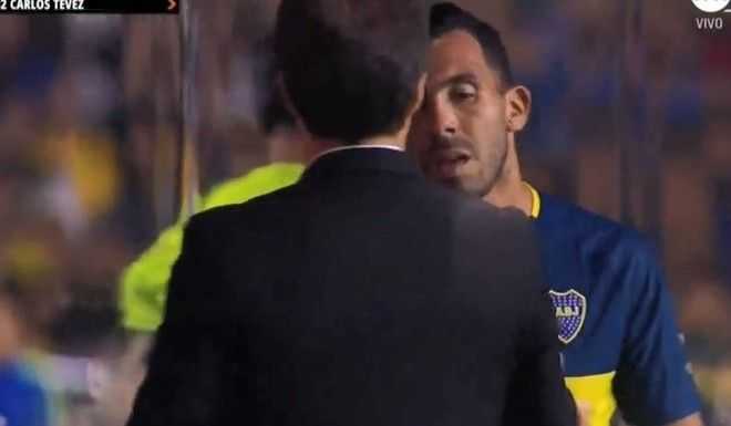 Guillermo explicó por qué sacó a Tevez