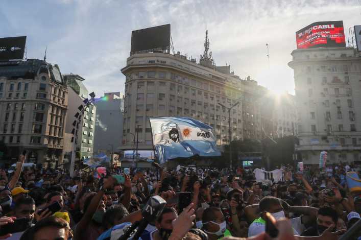 Hinchas argentinos claman justicia por la muerte de Diego Armando Maradona