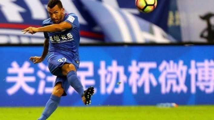 Hinchas chinos piden que Carlos Tevez no vuelva de Argentina