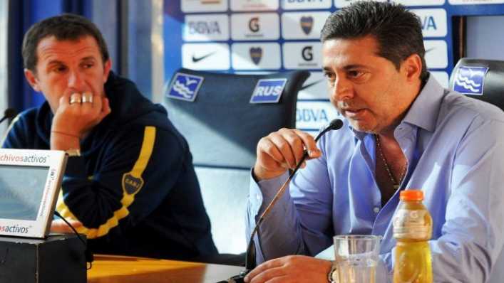 Hinchas de Boca Juniors colgaron banderas contra la dirigencia