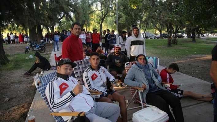 Hinchas de Boca y River acampan toda la noche para conseguir una platea