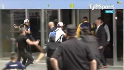 ¡Increíble!: Un hincha intentó burlar la seguridad para saludar a Tévez