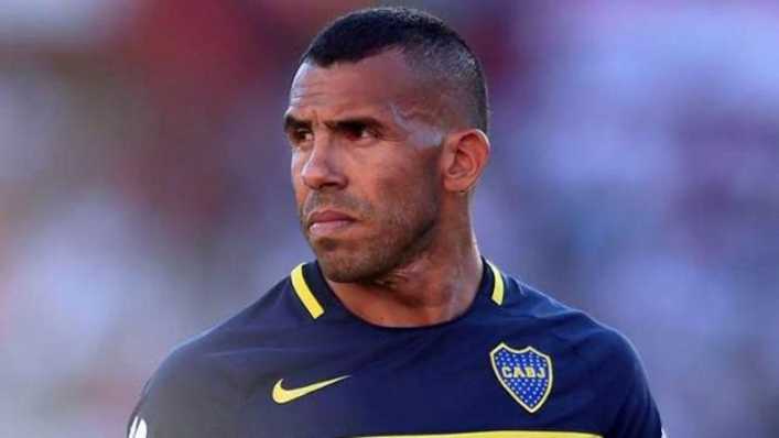 Intentó hacerse una foto con Tévez... ¡y se quedó fuera!