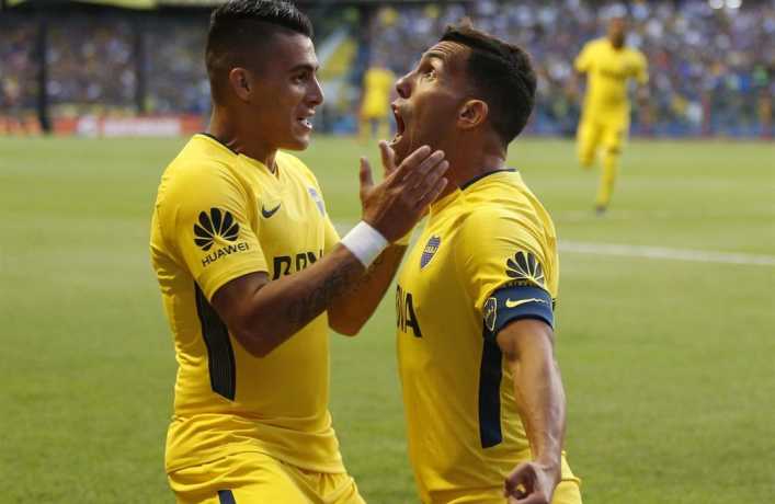 Juegue de 9 o retrasado, Tevez sigue siendo decisivo