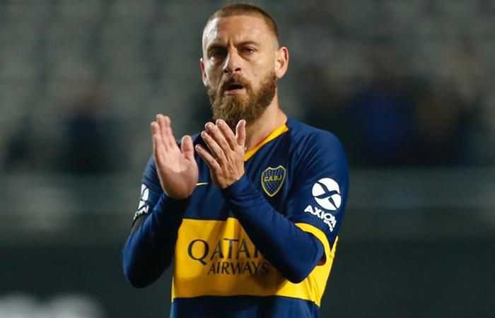 La bandera de bienvenida a De Rossi en el Florencio Sola