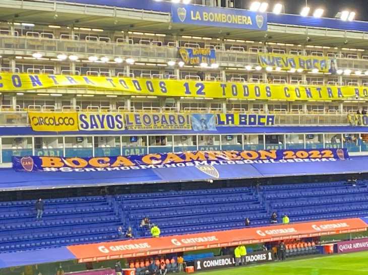 La bandera que recordó una frase célebre de Riquelme, el clima hostil contra Teo y el podio de aplausos