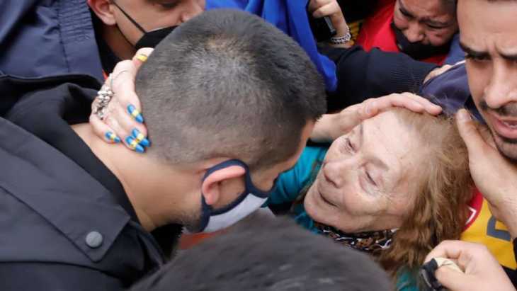 ¡La bendición de Román! Riquelme y un emotivo encuentro con una hincha de Boca