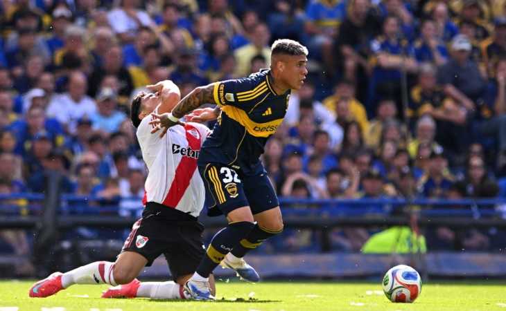 La chicana de Ayrton Costa a Maxi Salas que celebraron los hinchas de Boca: “Lo tuvo de hijo”