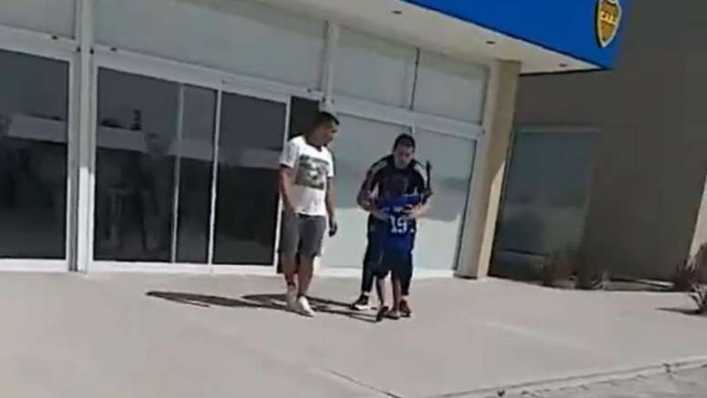 La emoción de los más pequeños: ¡así abrazó Riquelme a su admirador!