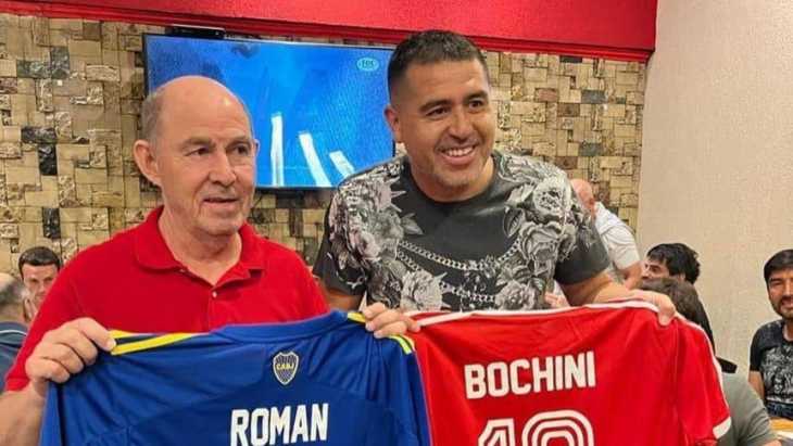 La foto de Riquelme y Bochini con las camisetas de Boca e Independiente