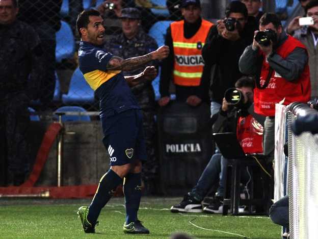 La foto de Tevez con un palito para...