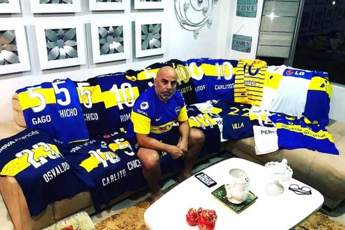 La impresionante colección de camisetas de Boca del Chicho Serna