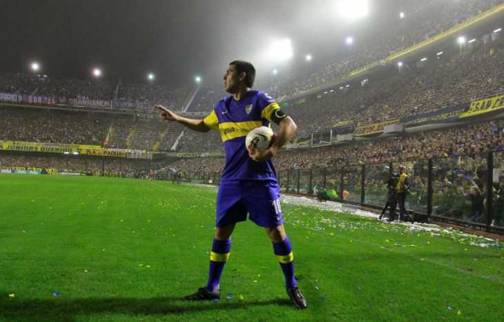 La increíble historia del hincha que se disfrazó de fotógrafo para abrazar a Riquelme en la Bombonera
