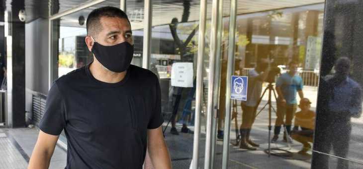 La llegada de Riquelme a Ezeiza: fotos y el te amo de la gente