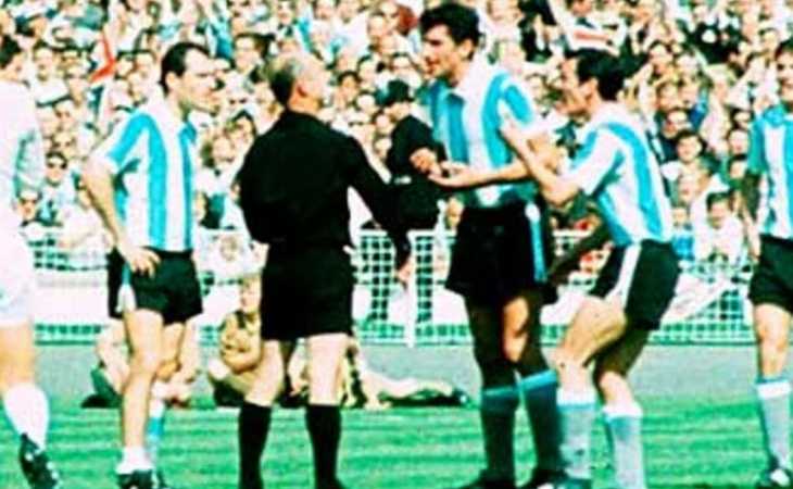 La polémica de Antonio Rattín en el Mundial 1966 que derivó en la creación de las tarjetas en el fútbol