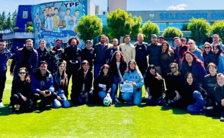 Leandro Paredes apareció junto a Marcelo Tinelli con la ropa de la Selección Argentina y en el predio de AFA: el motivo