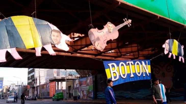 Los carteles a Villa y Riquelme que prepararon en Racing para gastar a Boca