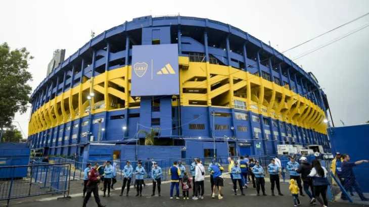 Los contundentes pasacalles colgados en La Bombonera a días de la definición de las elecciones en Boca