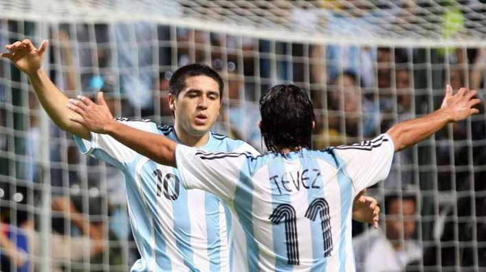 Los diez momentos de Tevez y Riquelme en fotos