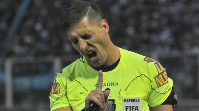 Los hinchas de Boca explotaron por el árbitro del Superclásico