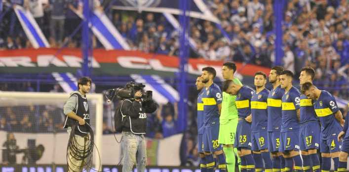 Los hinchas de Vélez insultaron a Zárate hasta en el himno