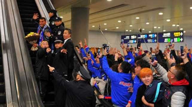 Los primeros problemas de Tevez en su nueva vida en China