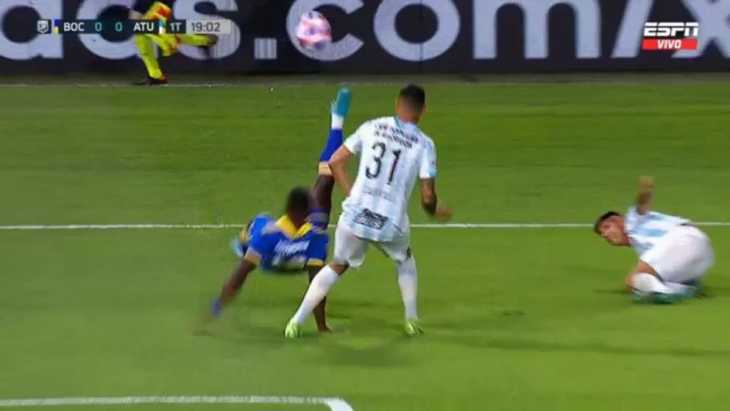 Luis Advíncula intentó gol de ‘chalaca’ en Boca Juniors vs Atlético Tucumán por la Liga Profesional Argentina