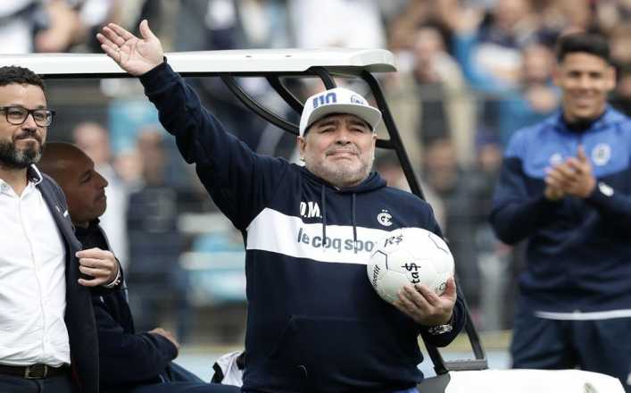 Maradona bucea y quiere llevarse a otro futbolista de Boca Juniors