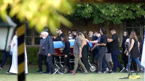 Maradona descansa en paz junto a sus padres