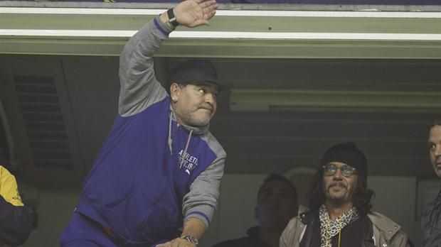 Maradona, enojado con Boca y elogiando a Riquelme