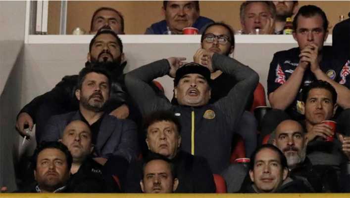 Maradona es el favorito de los hinchas para reemplazar a Schelotto