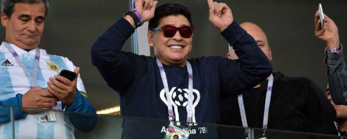 Maradona, ovacionado antes de empezar Argentina-Islandia
