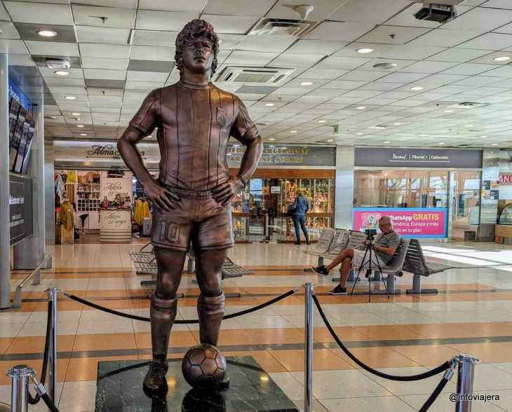 Maradona tiene su estatua en el aeropuerto de Ezeiza