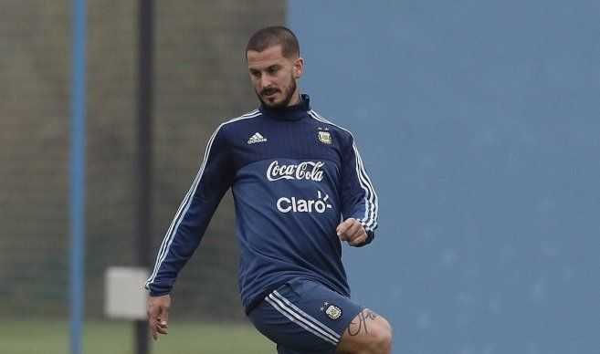 Mascherano y Benedetto ganan terreno y se perfilan como titulares