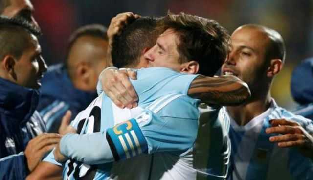 Messi explicó el porqué del emotivo abrazo con Carlos Tévez
