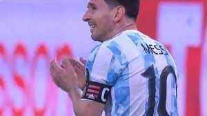 Messi se acuerda de Maradona en una carta a Argentina