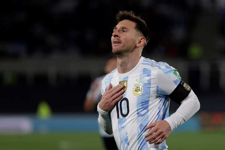Messi supera a Pelé y se da un festín con Argentina