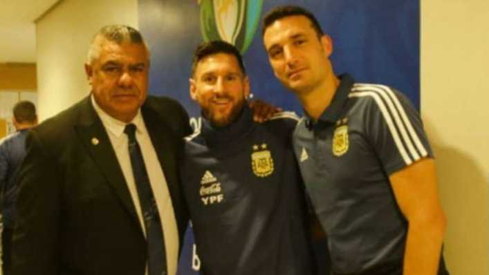 Messi, Tapia, Scaloni y una foto que dice mucho del futuro