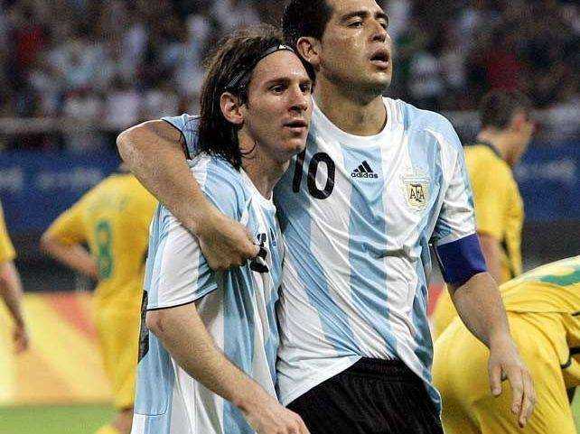Messi y Riquelme, las nuevas víctimas del canibalismo argentino