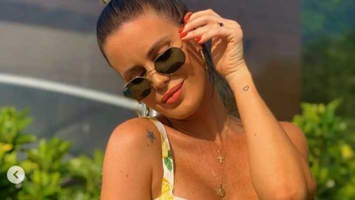 Natalie se tapó la cara y se quitó lo poco que tenía