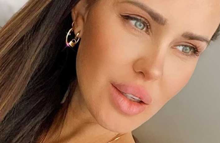 Natalie Weber se lució con una blusa y campera de cuero...