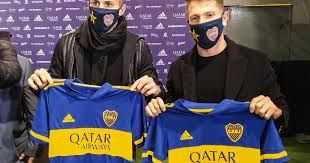 Ni un gramo de timidez: un refuerzo de Boca se paró en una silla y se puso a cantar en el hotel