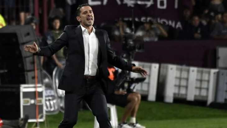 No se vio en TV: el exabrupto de Gago con el árbitro tras el polémico gol de Racing