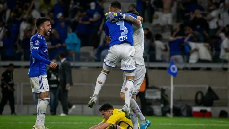 No se vio en TV: el provocador gesto de un jugador de Cruzeiro a Merentiel tras errar su penal